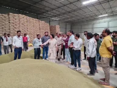 सोहागपुर: एसडीएम-तहसीलदार का जय महावीर वेयरहाउस पर औचक निरीक्षण, गुणवत्तापूर्ण मूंग खरीदी के दिए सख्त निर्देश