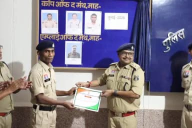 केशकाल: केशकाल के दो आरक्षक बने 'एम्पलाई ऑफ द मंथ', एसपी ने किया सम्मानित