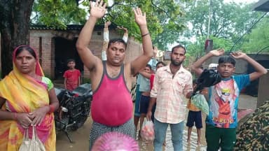 कर्मा ब्लाक अन्तर्गत सिलहटा गांव में पक्की नाली साफ न होने से बारिश से घरों में घुसा पानी ग्रामीणों सफाई की किए मांग