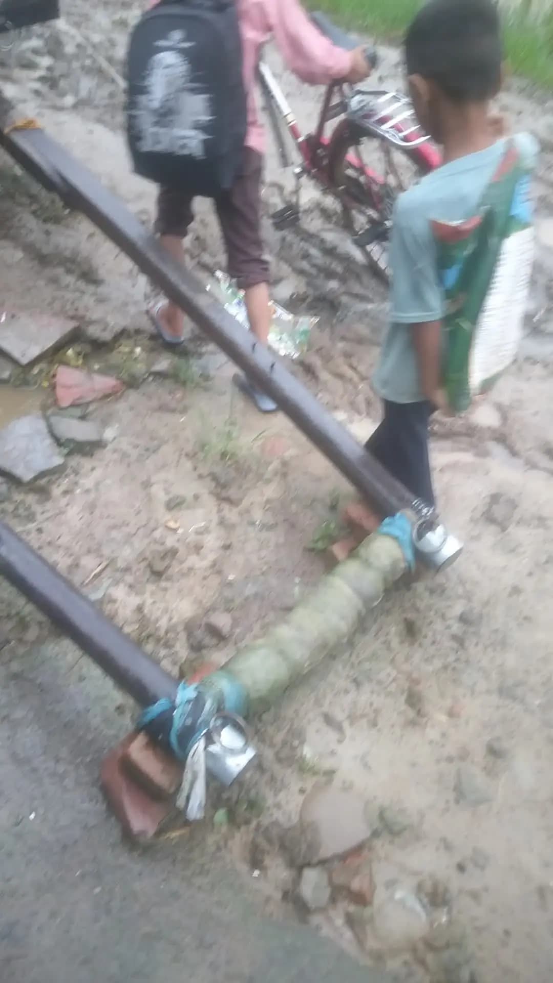 gram rafipur Siya Jila Aligarh Tahsil gabhana yah padhne wale bacche Hain Sarkari school mein padhte hain Rasta bekar ha
