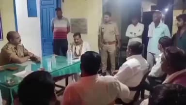 इटवा: सस्पेंशन चाहिए कप्तान साहब, जब तक ऑर्डर नहीं होता, यहीं थाने पर बैठा रहूंगा: पूर्व मंत्री सतीश द्विवेदी का वीडियो वायरल