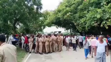 तिलहर: नबियापुर गांव में मिले युवक के शव के मामले में परिवार ने हत्या का आरोप लगाया, शव रखकर किया जाम, कार्रवाई की मांग की
