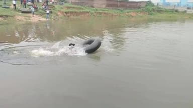जामताड़ा: केलाही गांव के गोताखोर ने रेस्क्यू करके तालाब से कड़ी मशक्कत के बाद निकाला शव। पुलिस भी रही मौजूद।