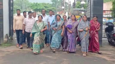 ହିନ୍ଦୋଳ: ଖଡ୍ଗପ୍ରସାଦ ନିକଟ ଜଙ୍ଗଲ ରାସ୍ତାକୁ ଗ୍ରାମବାସୀଙ୍କ ବିରୋଧ, ଜିଲ୍ଲାପାଳଙ୍କୁ ଦାବିପତ୍ର ପ୍ରଦାନ