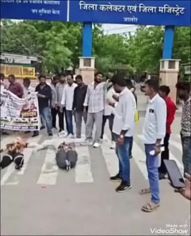 जालौर: जालोर में आदिवासी कांग्रेस कार्यकर्ताओं ने किया प्रदर्शन