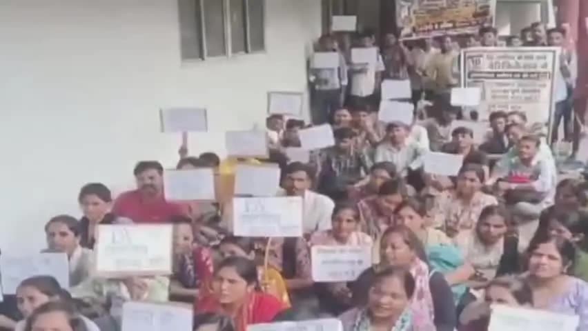 बैरसिया: भोपाल में शिक्षक अभ्यर्थियों ने दस्तावेज़ सत्यापन से बाहर किए जाने पर DPI का घेराव किया