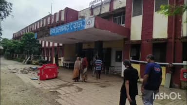प्रतापगढ़: जिला अस्पताल के मुख्य द्वार का प्लास्टर भरभराकर गिरा, बड़ा हादसा टल गया