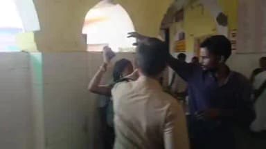 सीतापुर: जिला अस्पताल में पति-पत्नी के बीच विवाद के दौरान चप्पल बाजी से हुई मारपीट की घटना कमरे में हुई कैद