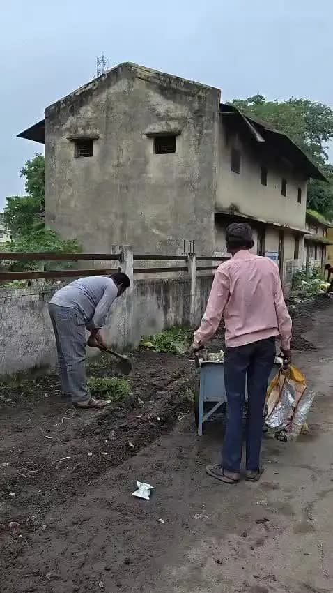 कचरा मुक्त अभियान सफल, बच्चों ने ली स्वच्छता की शपथ जनपद पंचायत के वहां स्कूल के पास से कचरा हटा स्वच्छता का संदेश दिया