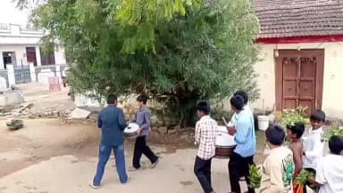 నిర్మల్: జిల్లా కేంద్రంలోని మంజులాపూర్ ప్రభుత్వ పాఠశాలలో బోనాల సంబరాలు, భక్తిశ్రద్ధలతో అమ్మవారికి నైవేద్యం సమర్పించిన విద్యార్థు
