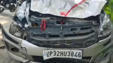 मड़ियाहू: प्रयागराज-जौनपुर मार्ग पर नीलगाय की कार से टक्कर में मौके पर मौत, कार के परखचे उड़े