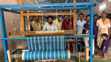 कोंडागांव: राष्ट्रीय हथकरघा दिवस पर सलना में ‘नवीन बुनाई’ प्रशिक्षण का शुभारंभ
