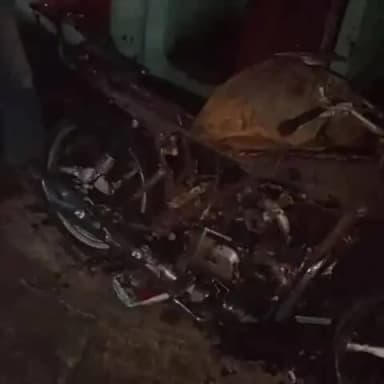 कैराना: कैराना के इस्सापुर खुरगान गांव में संदिग्ध परिस्थितियों में बाइक में लगी आग, मवेशी आग की चपेट में आने से बचे