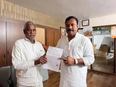 నిర్మల్: సారంగాపూర్ మండలం వంజర్ గ్రామానికి చెందిన భోజన్న కుటుంబ సభ్యులకు రూ.2 లక్షల ఎల్ఓసీ చెక్కు అందజేసిన ఎమ్మెల్యే ఏలేటి