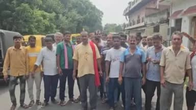 ज्ञानपुर: जीआरपी के खिलाफ टेंपो चालकों का फूटा गुस्सा, विधायक आवास पर सैकड़ों की भीड़ ने लगाए मुर्दाबाद के नारे