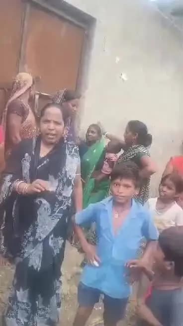 प्राथमिक विद्यालय महेशपुर बेलदारी मे खाना सही नहीं मिल रहा है 😭😭😭और यहाँ पर मास्टर का दादागिरी कर रहे है और गेट नहीं