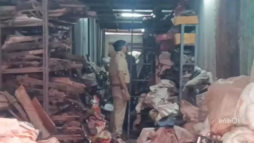 इंदौर: स्क्रैप कारोबारी अल्ताफ अंसारी के गोदाम पर क्राइम ब्रांच की दबिश, गाड़ी के कटे पार्ट्स बरामद