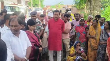 कुदरा: अजगरा में सर्पदंश से दो सगे भाइयों की मौत, विधायक संगीता कुमारी ने परिजनों को 8 लाख का चेक सौंपा