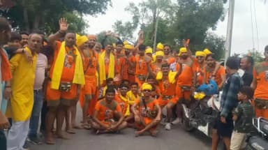 माधौगढ़: रुद्रपुरा गांव से कांवड़िए जल भरने के लिए रवाना हुए, त्रिवेणी से भरेंगे जल