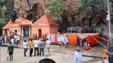 सूरजगढ़: सूरजगढ़ा प्रखंड के श्रृंगी ऋषि धाम में अगलगी के विरोध में दुकानें बंद रहीं, दुकानदारों में आक्रोश