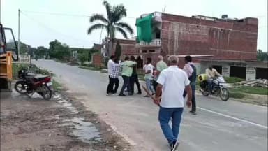 जखनिया: गाजीपुर में ठेकेदारी विवाद का हाईवोल्टेज ड्रामा, सड़क पर भिड़े दो पक्ष, गाली-गलौज का VIDEO हुआ वायरल