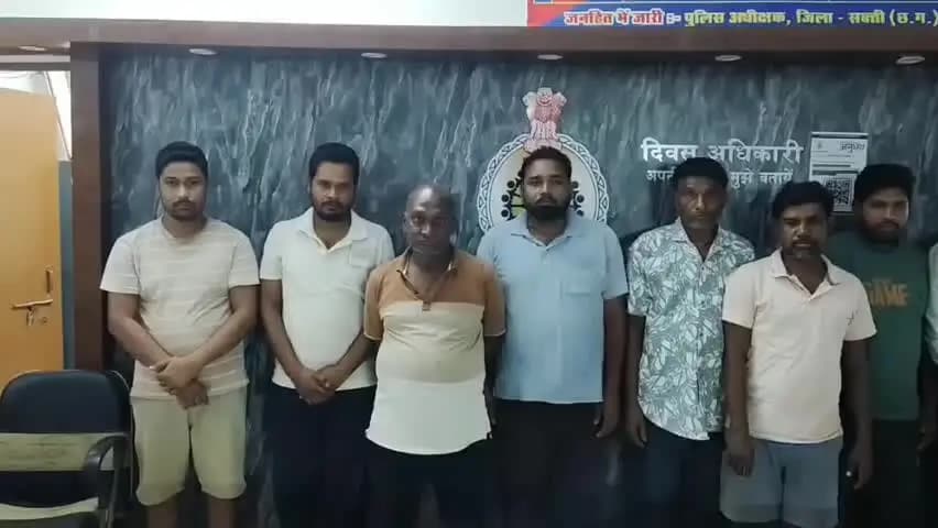 सक्ती: सक्ती पुलिस ने जुआरियों पर की बड़ी कार्रवाई, 52 पत्ती ताश से जुआ खेलते 8 लोगों को किया गिरफ्तार