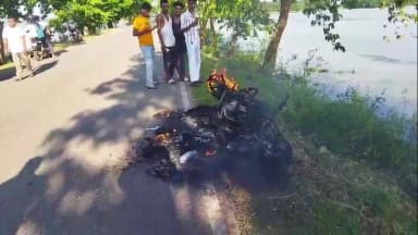 মাটিয়া: মাটিয়াৰ পৰা শিমলীতোলা-নগৰবেৰা সংযোগী ৰাজ্যিক ঘাই পথত ফাইনেন্সৰ অত্যাচাৰত জ্বলাই দিলে নিজৰ বাইক