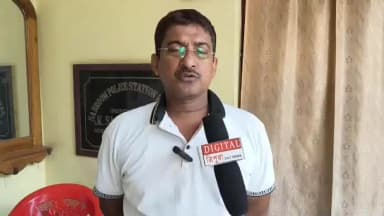সাব্রুম: স্বাধীনতা দিবস উপলক্ষ্যে সাব্রুমে জাতীয় পতাকা বিতরন করেন একজন ব্যবসায়ী