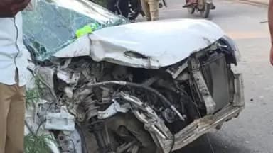 पंचकूला: टांगरी नदी पुल से पहले ट्रक और ऑल्टो कार में भिड़ंत, कार बुरी तरह क्षतिग्रस्त हुई