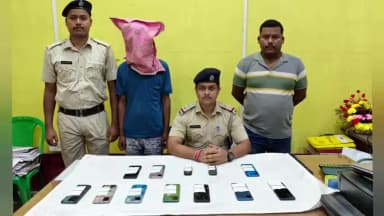 জয়নগর ১: বকুলতলা থানার পুলিশের বড় সাফল্য গোপন সূত্রে খবর পেয়ে উদ্ধার ১২টি চোরাই মোবাইল গ্রেপ্তার ১
