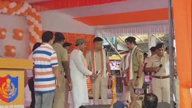 কাকদ্বীপ: কাকদ্বীপ বাসস্ট্যান্ডে সেফ ড্রাইভ সেভ লাইফ এর একটি অনুষ্ঠান আয়োজন করা হয় উপস্থিত সুন্দরবন পুলিশ জেলার পুলিশ সুপার