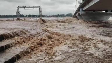 मंडला: मंडला जिले में नर्मदा नदी उफान पर, खतरे के निशान के पास, पुलिस एवं SDERF ने किए सुरक्षा के प्रबंध