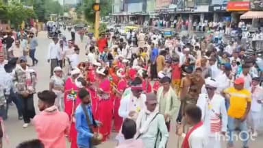 डूंगरपुर: विश्व आदिवासी दिवस पर गोफन-पंख और तीर-कमान के साथ दिखी आदिवासी संस्कृति, हक-अधिकारों के लिए उठी आवाज