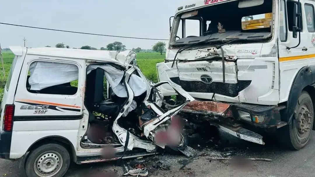 धार में भीषण सड़क हादसा: रॉन्ग साइड से आए ट्रॉले ने वैन को मारी टक्कर, 6 श्रद्धालुओं की मौत