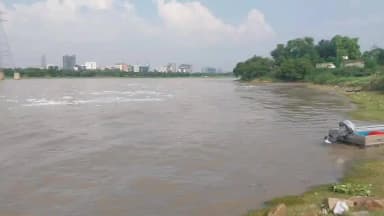 कालिंदी कुंज यमुना नदी में आज रविवार को जलस्तर में देखा गया गिरावट