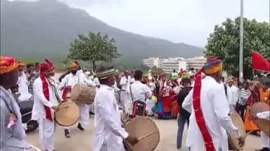 आबू रोड: आबूरोड में विश्व आदिवासी दिवस पर क्षेत्र आदिवासी संस्कृति के रंग में रंगा, हजारों की संख्या में उमड़े लोग