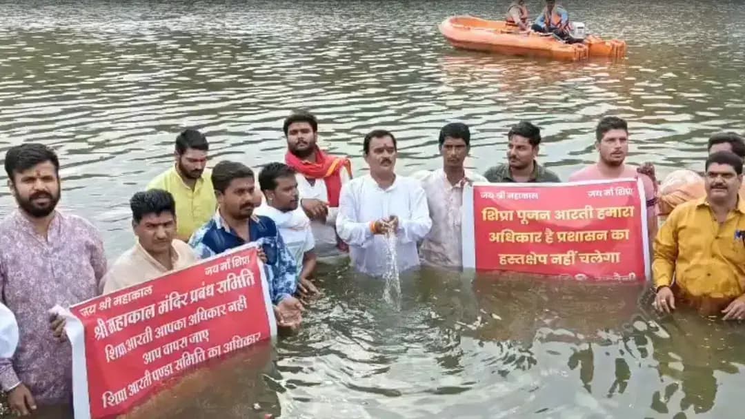 उज्जैन में शिप्रा आरती को लेकर घमासान: पंडा समिति का विरोध, रामघाट पर एक घंटे किया जल सत्याग्रह