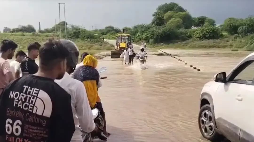 मुरैना में उफान पर क्वारी नदी, पानी में डूबे रपटे, जान जोखिम में डालकर नदी पार कर रहे ग्रामीण