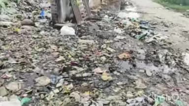 रेवाड़ी: धारूहेड़ा: राजीव गांधी खेल स्टेडियम के मुख्य गेट व चारदीवारी के पास खुले में डाला जा रहा भारी कचरा