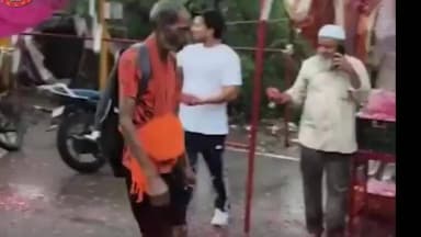 यमुना विहार: कावाड़ीयों की सुरक्षा में जूते पुलिसकर्मियों ने बरसाया फूल