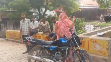 माधौगढ़: माधौगढ़ सरकारी अस्पताल में एवोर्शन की सलाह, मरीज की हालत बिगड़ी, डॉक्टर-नर्स कोई नहीं, परिजनों के आरोप