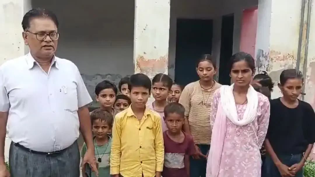 मुरैना में खुली स्कूलों की पोल: 65 हजार वेतन वाला हेडमास्टर स्कूल से नदारद, 4500 रुपए में रखी मैडम पढ़ाती मिली