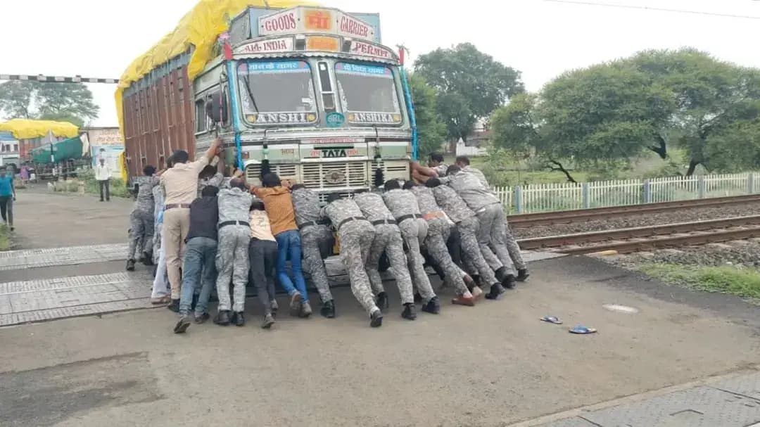 सागर में ट्रेन आने से पहले QRF जवानों ने ट्रैक से हटाया लोडेड ट्रक, टली बड़ी रेल दुर्घटना