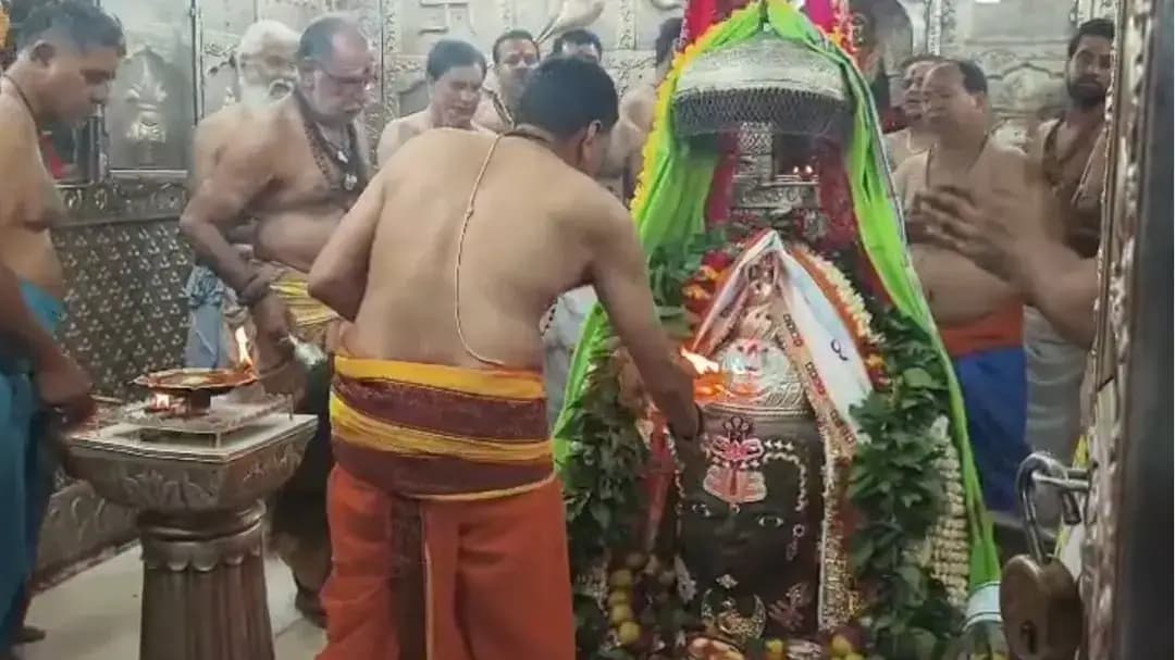 श्रावण के दूसरे सोमवार महाकाल मंदिर में उमड़ा आस्था का सैलाब, भस्म आरती में शामिल हुए श्रद्धालु