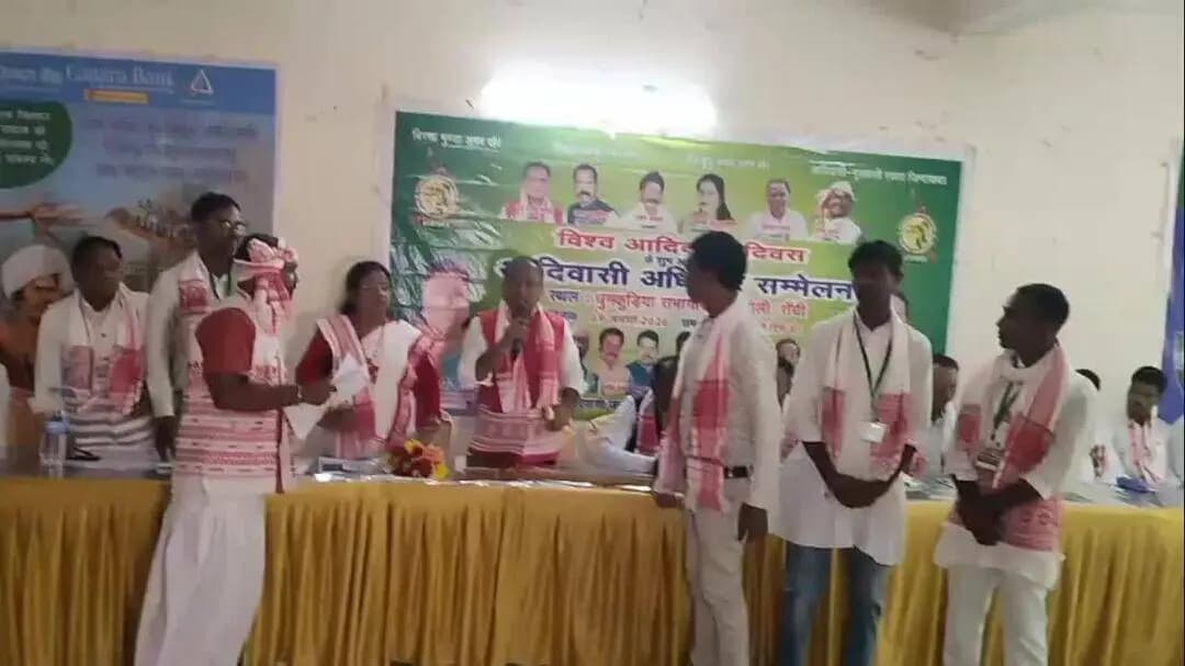रांची : आदिवासी जन परिषद केंद्रीय कमेटी ने उमेश करमाली को सोल उड़ा के सम्मानित किया। #Ramgarh #Local01news