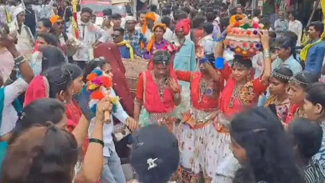 विश्व आदिवासी दिवस पर खंडवा में निकली विशाल रैली, पारंपरिक वेशभूषा में नजर आए युवा, दिखी संस्कृति की झलक