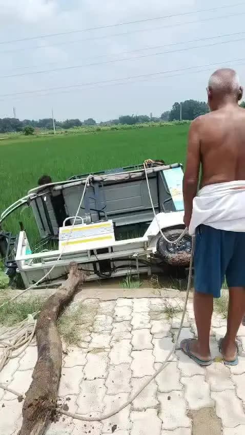 बरैयीयवा कुलमयी में एक बड़ा हादसा होने से बचा जिसमें से एक शख्स हुआ घायल रिक्शा पंचर होने की वजह से खेत में पलट गया ।।