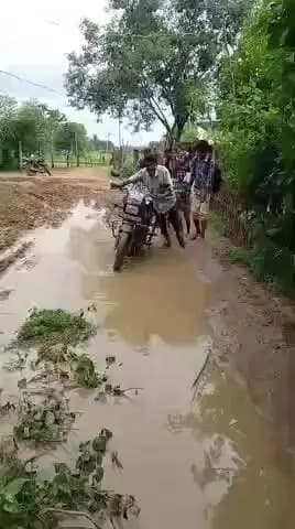 ग्राम पंचायत hadrahta के मथुरा कॉलोनी में ग्रामीण है परेशान बच्चों को स्कूल जाने में हो रही परेशानी