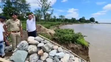 কালচিনি: সুভাষিণী চা-বাগানের বন্যা কবলিত এলাকা পরিদর্শনে রাজ্যের স্বরাষ্ট্র ও পার্বত্য বিষয়ক বিভাগের রাষ্ট্রমন্ত্রী বিশাল লামা