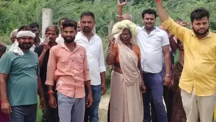 Mutwallipur Rsnasahab gav me aaj gramir ke dwra pradarshan kiya gya